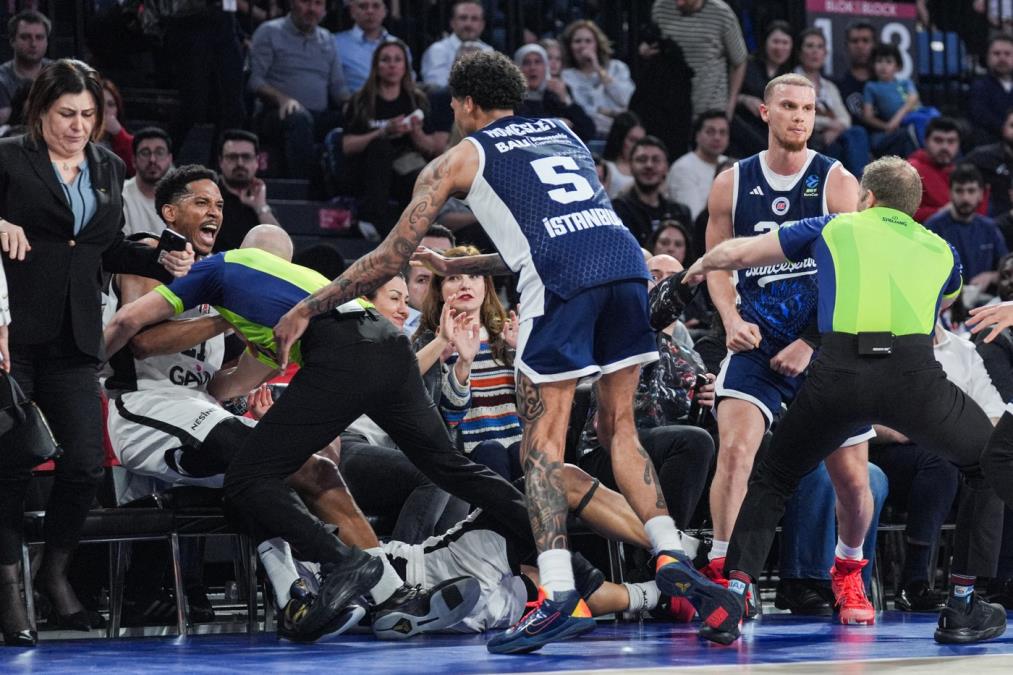 ŽESTOK SUKOB NASRED TERENA - IGRAČI I SUDIJE PADALI NA PARKET, NIJE SE ZNALO KO KOGA JURI! Srpski treneri gledali SKANDALOZNE scene! Snimak haosa obišao planetu