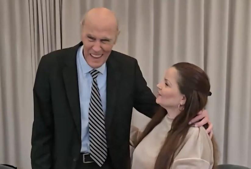 "DECI NIJE BILO PRIJATNO, NEKO JE DOŠAO NA MESTO NJIHOVE MAJKE" Naš najstariji pevač (88) otkrio detalje ljubavi sa 41 godinom mlađom koleginicom: Srećan sam