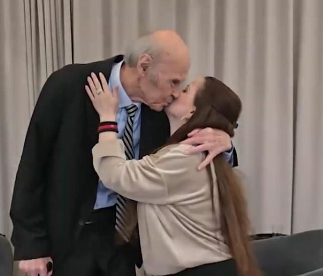 (FOTO) LEGENDARNI SRPSKI PEVAČ (88) U VEZI SA 41 GODINOM MLAĐOM KOLEGINICOM! Priznao sve pred kamerama Kurir televizije: Pao i poljubac