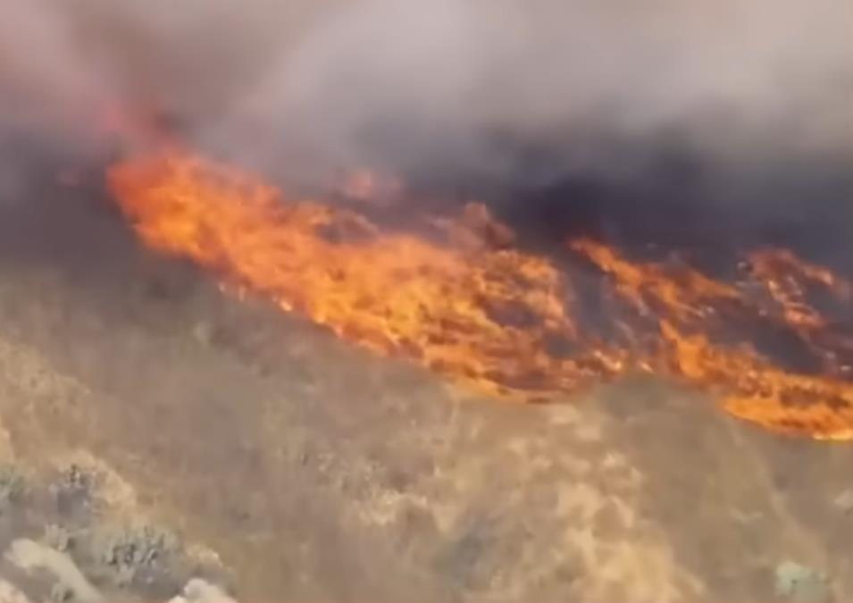 GORI 4000 HEKTARA, NAREĐENA HITNA EVAKUACIJA! Požar se približava gradu od 200.000 ljudi, službe se bore da obuzdaju VATRENU STIHIJU: Pakao u Kaliforniji(VIDEO)