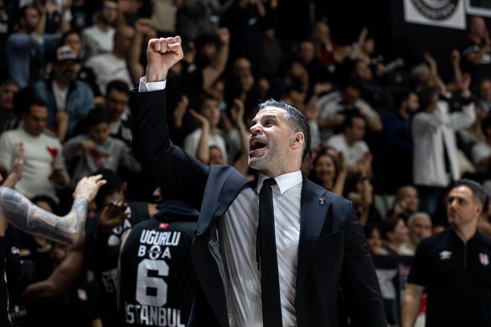 DUŠAN, DUŠAN, DUŠAN! ORILO SE ISTANBULOM: Turci u transu pevaju srpskom treneru zbog istorijskog uspeha (VIDEO)