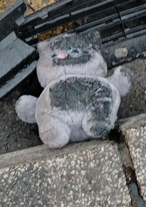 Srce da pukne! Na mestu jezivog udesa u Kaluđerici ostao samo sivi meda... Iza zgažene igračke krije se strašna istina o policijskoj poteri! (FOTO)