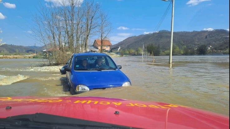 Drama kod Požege: Stariji par zarobljen u bujici, voda preko metar i po - spasioci stigli u poslednji čas (Video)