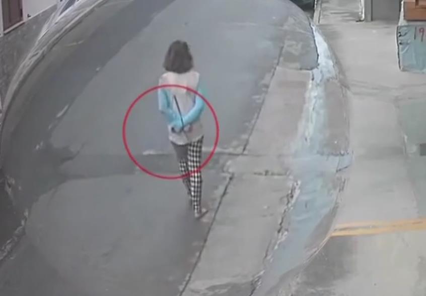 BOSA DEVOJKA SNIMLJENA DOK ŠETA ULICOM SA ZAVEZANIM RUKAMA: Horor prizor zaprepastio celu Grčku, a ono što je usledilo sledilo im je krv u žilama!