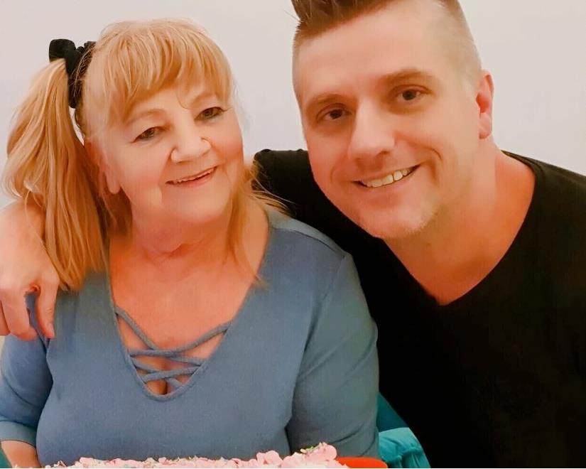 Lelo, majko moja: Potresna pesma sina preminuloj majci rasplakala region i poslala snažnu poruku! (Video)