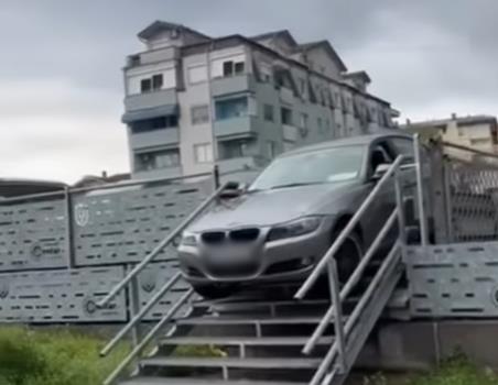 "KUME ZNAM JA PREČICU, NE TREBA TI GPS"! Pogledajte kako se BMW u Kruševcu nasukao na stepenište