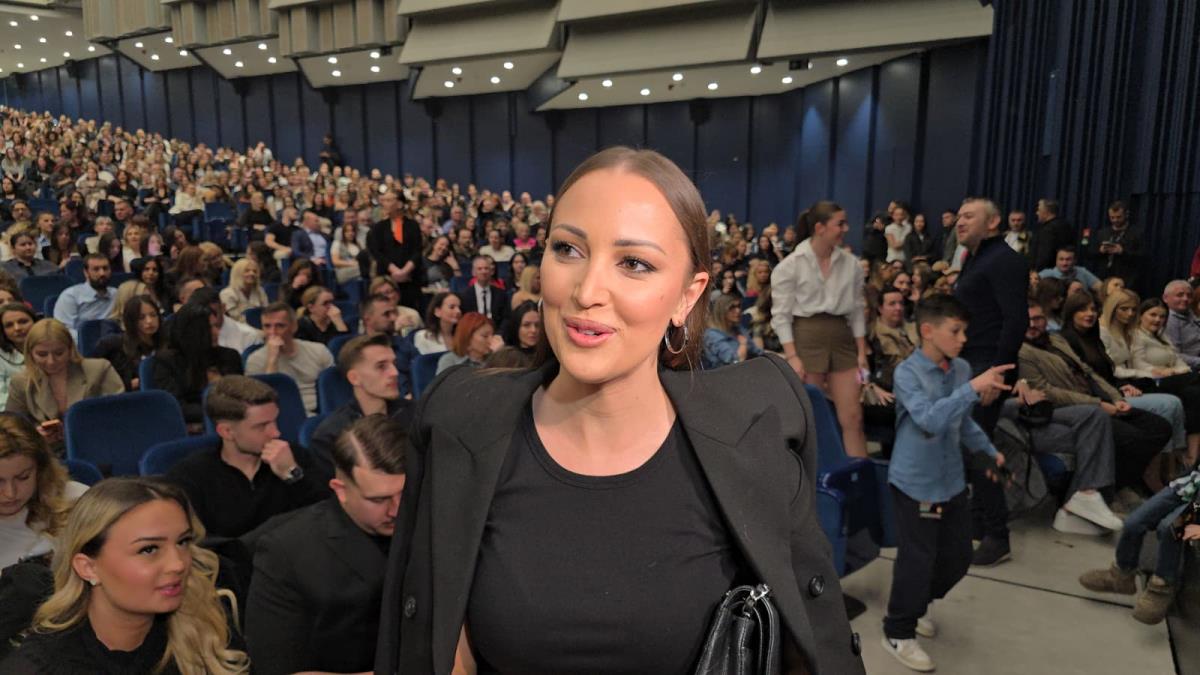 PRIJOVIĆKA ZASIJALA NA MIRZINOM KONCERTU! Pevačica nije imala dlake na jeziku, podržala Jakova: Neka samo ide napred