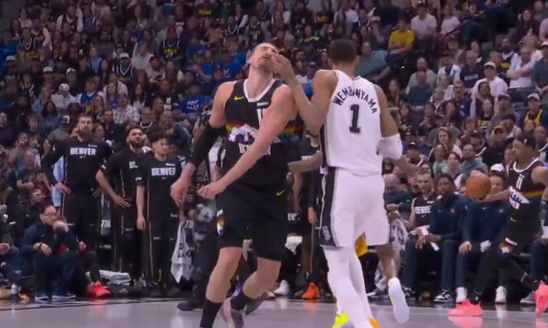 NA ŠTA OVO LIČI? Pogledajte kako je Vembanjama udario Jokića u glavu! Nikola počeo da krvari...(VIDEO)