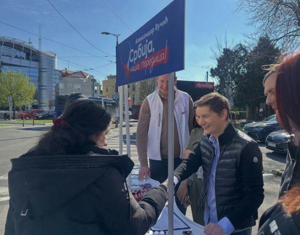 "PREŽIVELI SMO BLOKADERSKI TEROR, NASTAVLJAMO BORBU ZA PRISTOJNU SRBIJU" Ana Brnabić sa građanima i aktivistima na štandu SNS 