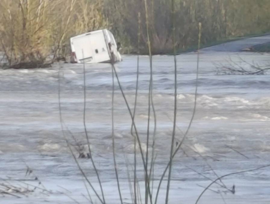 BUJICA NOSILA KOMBI KOD PETROVA! Spasioci uspeli da evakuišu putnike sa krova vozila! Objavljene fotografije dramatičnog događaja (FOTO)