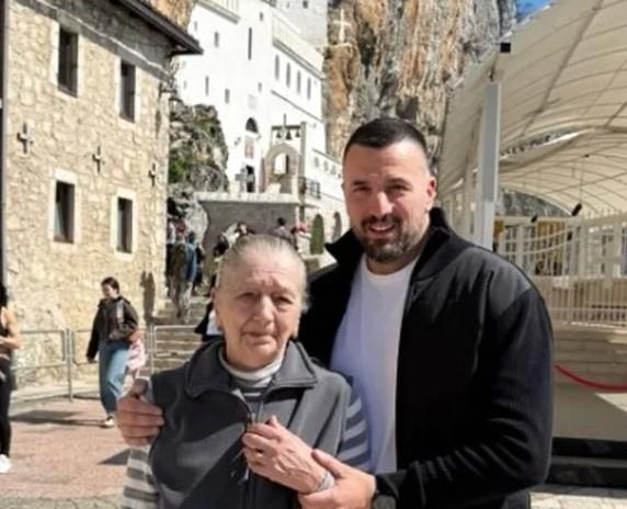 "NE MOGU SINE..." Vladimir Tomović objavio sliku s majkom, ljudi zaplakali: Njegove reči odjeknule