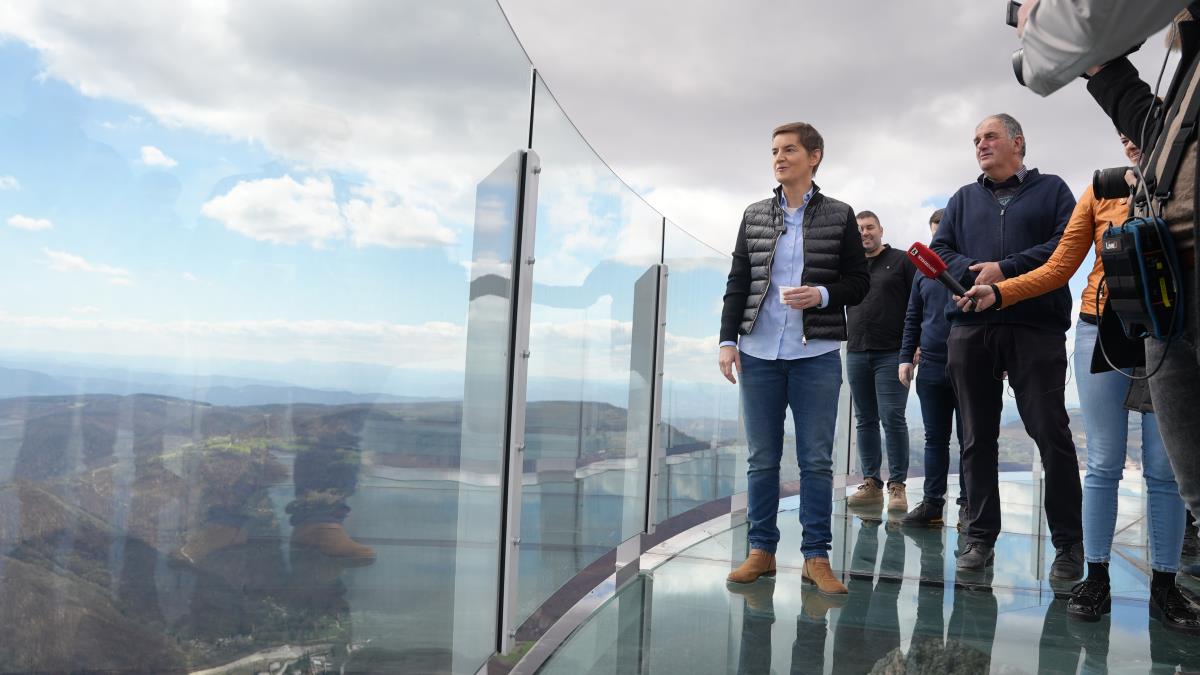 "ČEKAMO VAS, ALI NA STAKLU" Brnabić prošetala staklenim vidikovcem na Kablaru, uputila neobičan poziv Vučiću