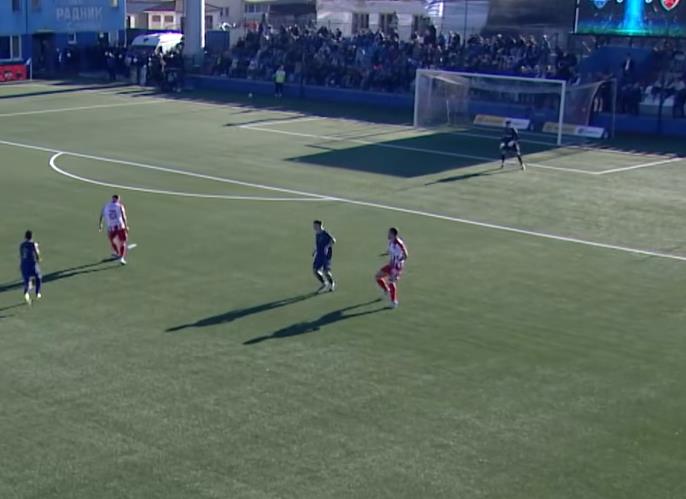 KOMIČAN AUTOGOL ELŠNIKA OBILAZI SRBIJU! FUDBALER ZVEZDE SA 20 METARA MATIRAO SVOG GOLMANA! Pogledajte kako je Radnik došao do vođstva, šok u Surdulici! VIDEO