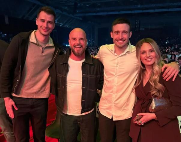 AVRAMOVIĆ I BOBAN RAJOVIĆ NAPRAVILI HAOS KOD ČOLE NA KONCERTU: Isplivale slike, atmosfera za pamćenje (FOTO) 