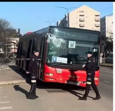 "PUKLO JE KAO GROM IZ VEDRA NEBA, VOZAČ SE TRESAO KAO PRUT" Autobus uleteo u stajalište u Nišu, očevidac otkrio za Kurir: Videlo se da nešto NIJE U REDU (VIDEO)