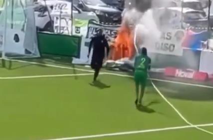 BIVŠI REPREZENTATIVAC ITALIJE GASIO POŽAR U TOKU UTAKMICE! Vatra buknula pored terena, on je odmah reagovao