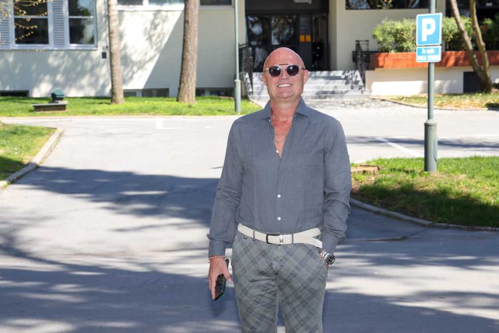 ŠOK SUSRET NA ELITNOM SAMITU! Aleksandar Milić Mili u zagrljaju rođake princa Vilijama i Harija, susret koji je odjeknuo regionom (FOTO)