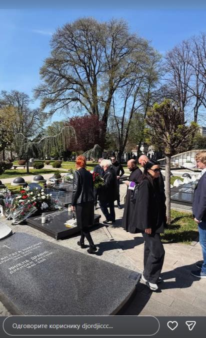 PORODICA ODRŽALA POMEN TOZOVCU: Došla i pevačeva unuka, udovica u crnini: Bol ne prolazi, ali ponos raste iz dana u dan