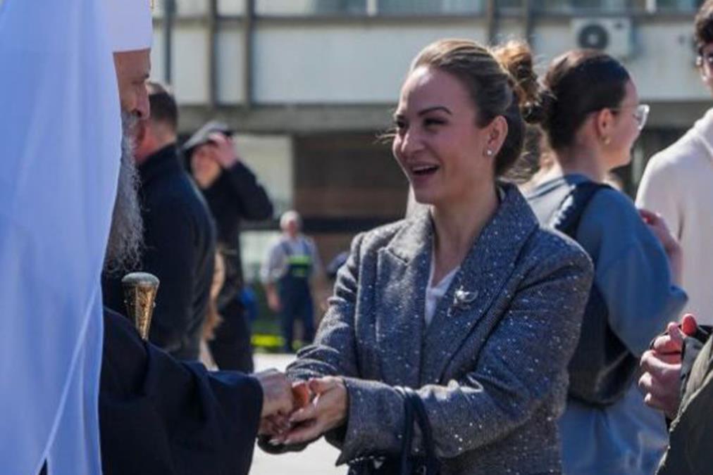 JELENA TOMAŠEVIĆ NA CVETI DOBILA BLAGOSLOV PATRIJARHA PORFIRIJA! Pevačica prava vernica, ne skida osmeh s lica dok sluša duhovne pouke - KURIR PAPARACO