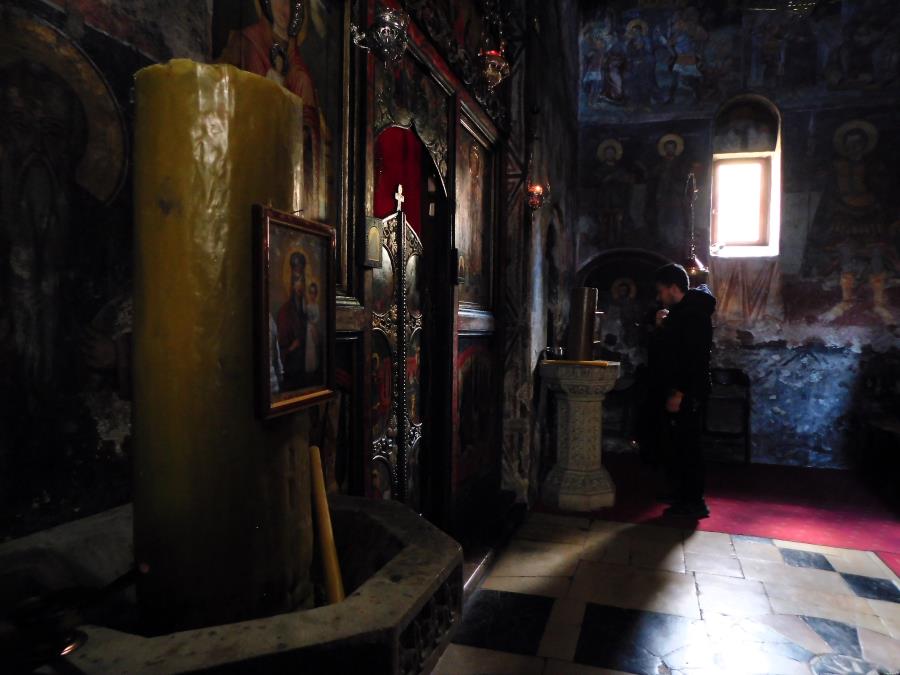 RATARSKE SVEĆE KOJE "NE PLAČU" Ovo je čuveni običaj izlivanja sveća u Tronoši, poštovanje stare tradicije