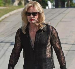 Srbi su ga obožavali, a sad se obukao u ženu: Glumac prekriven šljokicama viđen u mini suknji i čipkanoj bluzi (foto)