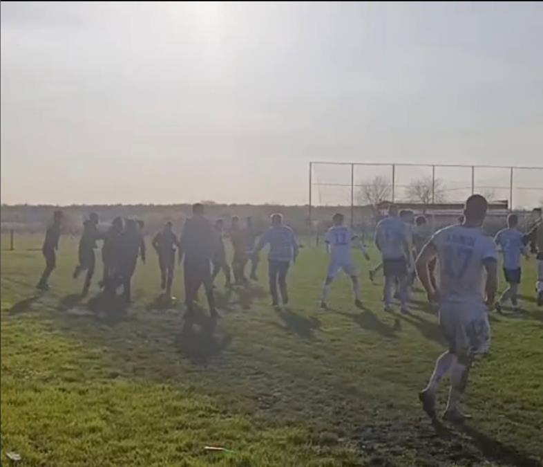 OGROMAN SKANDAL U SRPSKOJ LIGI! Huligani upali na teren, prebili igrače i trenera domaćeg tima! Oglasio se i klub!