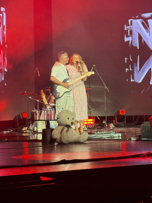 NEOČEKIVANO IZNENAĐENJE VEČERI: Viki Miljković specijalna gošća Magla benda u Sava centru VIDEO

