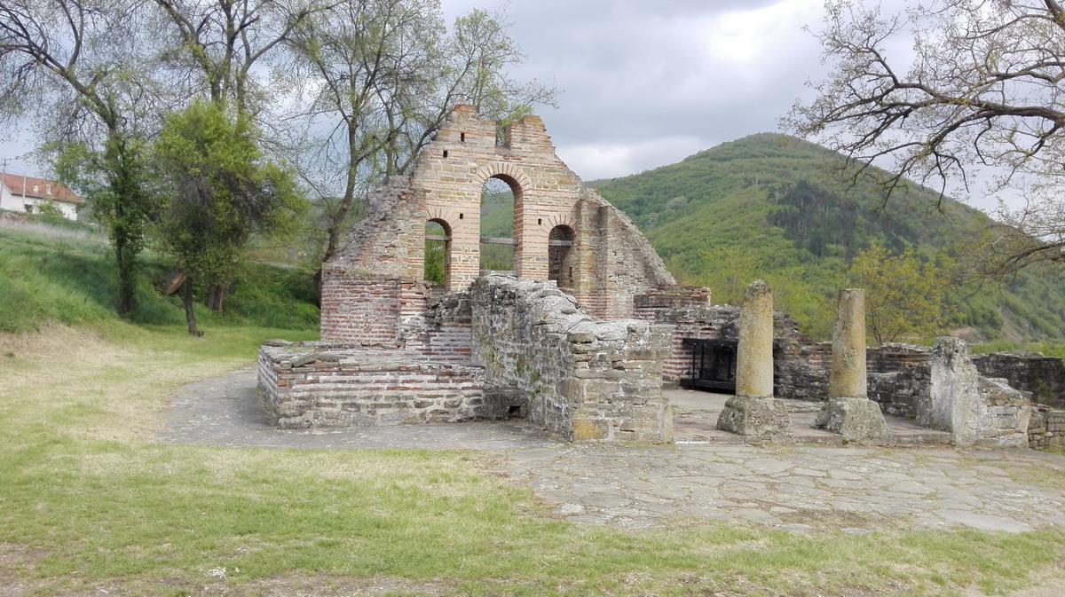 SRAMOTA U KURŠUMLIJI! POKRALI IKONE, PA VRŠILI NUŽDU NA PROSTORU MANASTIRA: Traga se za osumnjičenim lopovima i izgrednicima, zaprepastili onim što su uradili! 