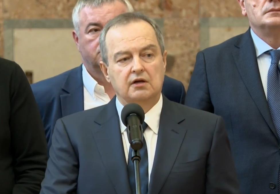 "POVREĐENO 17 POLICAJACA, 47 LICA DOVEDENO ZBOG INCIDENATA" Dačić: Nijedan policajac ne želi da se sukobi sa nekim i da ga taj udari kamenom u glavu!