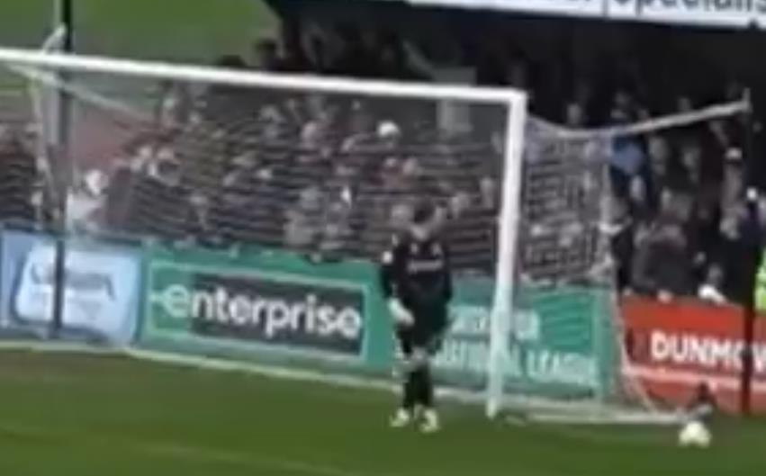 USRED UTAKMICE SE OKRENUO PREMA TRIBINAMA, PA ZAKUCAO NAVIJAČA PESNICOM! Udarac u glavu će dugo pamtiti, a odmah je reagovalo obezbeđenje