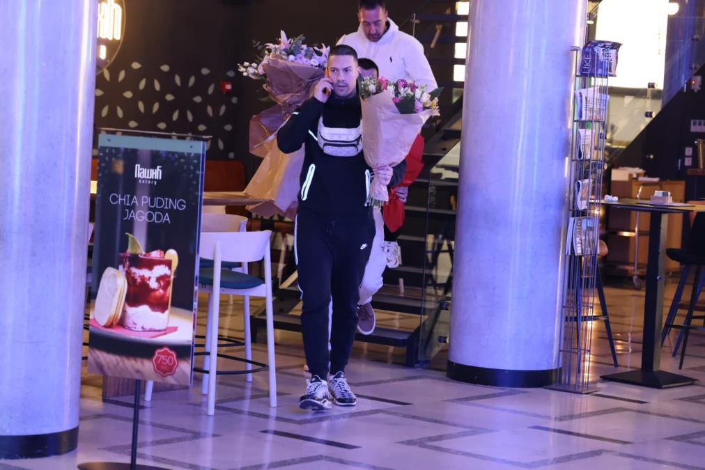 OTVORIO SE ZA SVE PARE! Baka Prase uhvaćen da nosi ogroman buket cveća ovoj poznatoj srpskoj glumici! Ne skida osmeh s lica (VIDEO) 