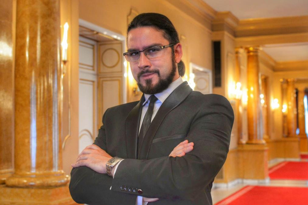 Osam čuvenih kompozicija u novom ruhu: Objavljen album "Iskra ljubavi" baritona Marka Kalajanovića