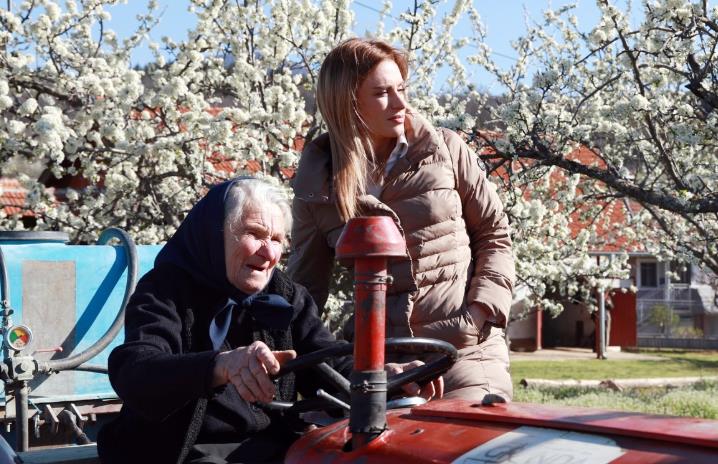 BAKA PAVLIKA U 85. GODINI ŽIVOTA "TERA" TRAKTOR I OBRAĐUJE 4 HEKTARA: Ministarka Stamenkovski u Toplici posetila ženu "zmaja" - Još uvek sve voli sama da radi