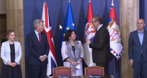 UŽIVO NAKON SASTANKA VUČIĆA I KAREN PIRS: RFZO potpisuje važan ugovor sa kompanijom AstraZeneka