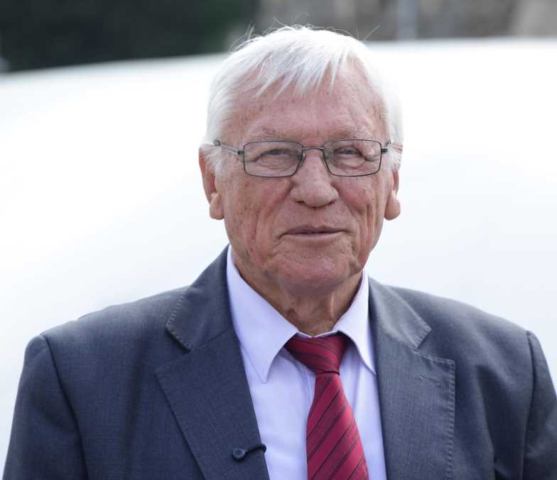 EVO KO JE MILANČE RADOSAVLJEVIĆ KOJI JE U 82. GODINI ZAKAZAO PRVI KONCERT! Čudesna životna priča legende narodne muzike