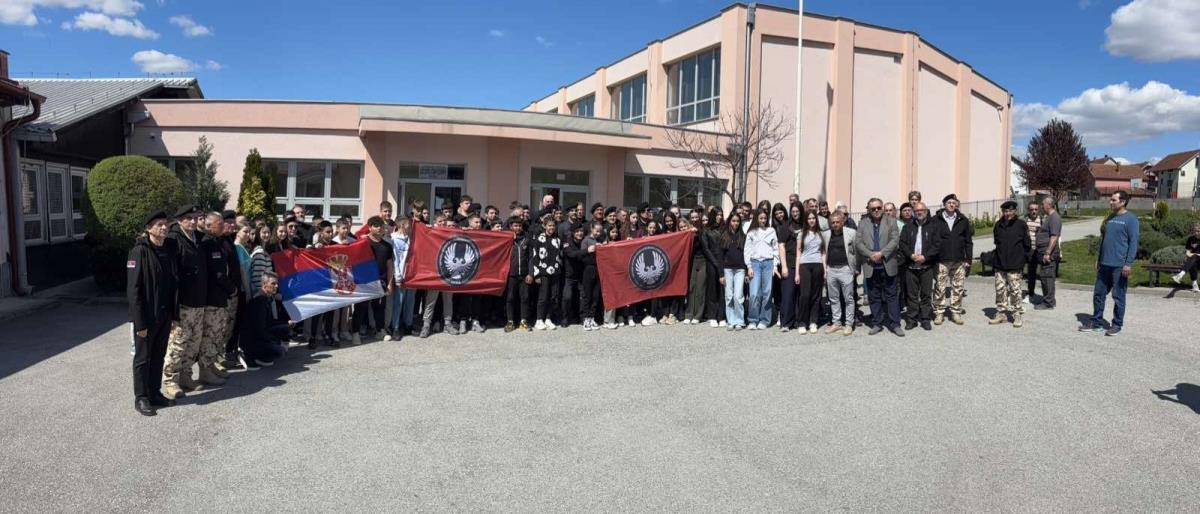 Junaci održali đacima veliki čas istorije: Da se zauvek pamte dani herojstva na Košarama i Paštriku i da se čuva sećanje na pale čuvare otadžbine
