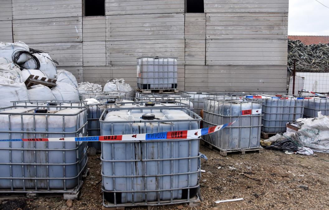 ILEGALNO UNELI OPASNE MATERIJE U SRBIJU: Policiјa u skladištu u Smederevu pronašla na tone kancerogenog otpada, dvoje odmah uhapšeno (foto)