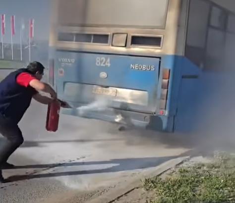 ZAPALIO SE AUTOBUS U SREMSKOJ KAMENICI! Brzom reakcijom vozača sprečena TRAGEDIJE (VIDEO)