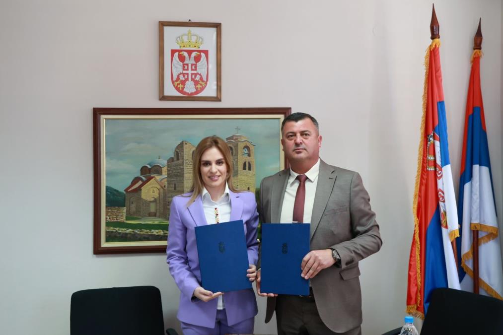 BRŽA I DOSTUPNIJA POMOĆ ZA GRAĐANE: Ministarka Stamenkovski uručila ključeve novog terenskog vozila Centru za socijalni rad Kuršumlija