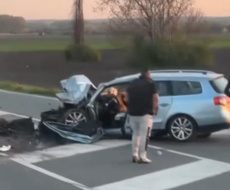 OD SILINE SUDARA OTPALA VRATA AUTOMOBILA! Teška saobraćajna nesreća na putu Kovin - Smederevo: Stvaraju se gužve, pogledajte samo ŠTETU! (VIDEO)