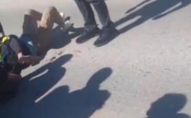 TEŠKO POVREĐEN MOTOCIKLISTA: Strašna saobraćajna nesreća u Novom Pazaru - sudarili se motor i "audi" - po kolovozu krv, delovi...