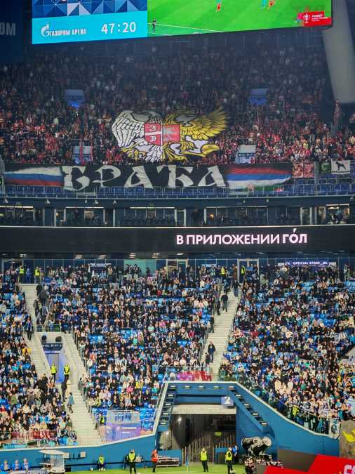 "KOSOVO JE SRBIJA" GRMI U SANKT PETERSBURGU! Na velikom ruskom derbiju navijači razvili transparent: "Braća" !