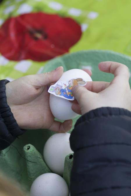 Kako da vam se nalepnica ne izgužva ili odlepi sa uskršnjih jaja: Pomoću ovih trikova stajaće kao salivena