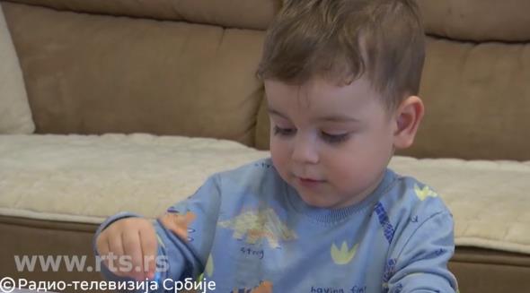 UROŠEV STARIJI BRAT ZA SVAKI ROĐENDAN I PRAZNIK IMA SAMO JEDNU ŽELJU: Da njegov mali bata može da čuje koliko ga vole! Sami do toga ne mogu, ali zajedno možemo!