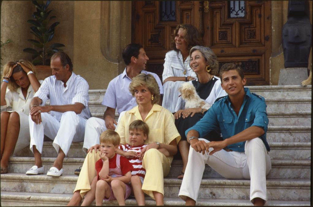 Bivši španski kralj ponovo razbesneo javnost: U kontroverznim memoarima opleo po princezi Dajani, a dotakao se i odnosa  sa snajkom!