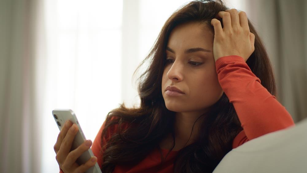 Telefon vam menja oblika tela? Naučnici otkrili jezive posledice gledanja u ekran: Pogledajte šta radite sopstvenom vratu i kako to da sprečite!
