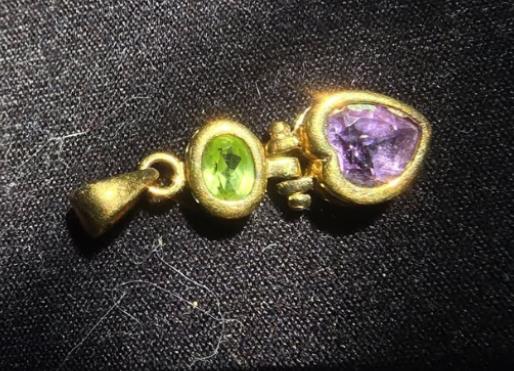 Izgubila zlatni privezak pre 10 godina: Nije mogla da veruje gde ga je pronašla (foto)