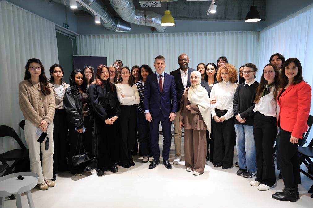 Gujon sa studentima Sorbone: Srbija gradi mrežu mladih u svetu koji su je posetili, upoznali i zavoleli