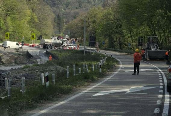 ŠLEPERU OTKAZALE KOČNICE, PA POČEO DA GURA KOMBI! Vozač iskočio i spasio se - dvojica muškaraca povređena DETALJI SAOBRAĆAJKE NA IRIŠKOM VENCU
