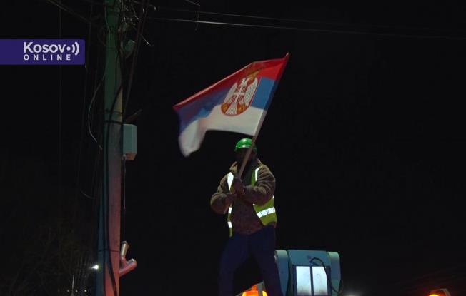 POLICIJA LAŽNE DRŽAVE UKLONILA SRPSKE ZASTAVE U GRAČANICI: Hitno se oglasila Srpska lista - Ovo je direktno kršenje osnovnih ljudskih prava srpskog naroda